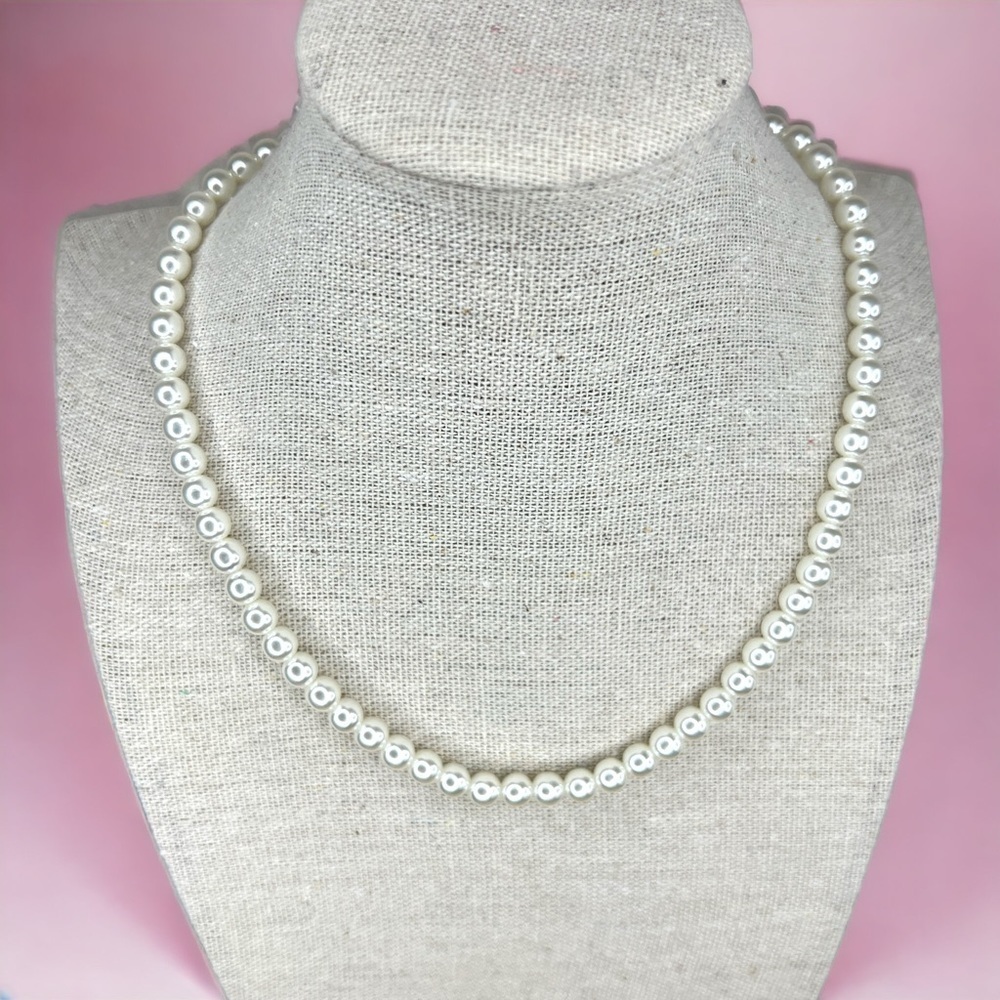 Vintage Claire’s White Faux Pearl Necklace Ring Clasp Closure Retro Pinup